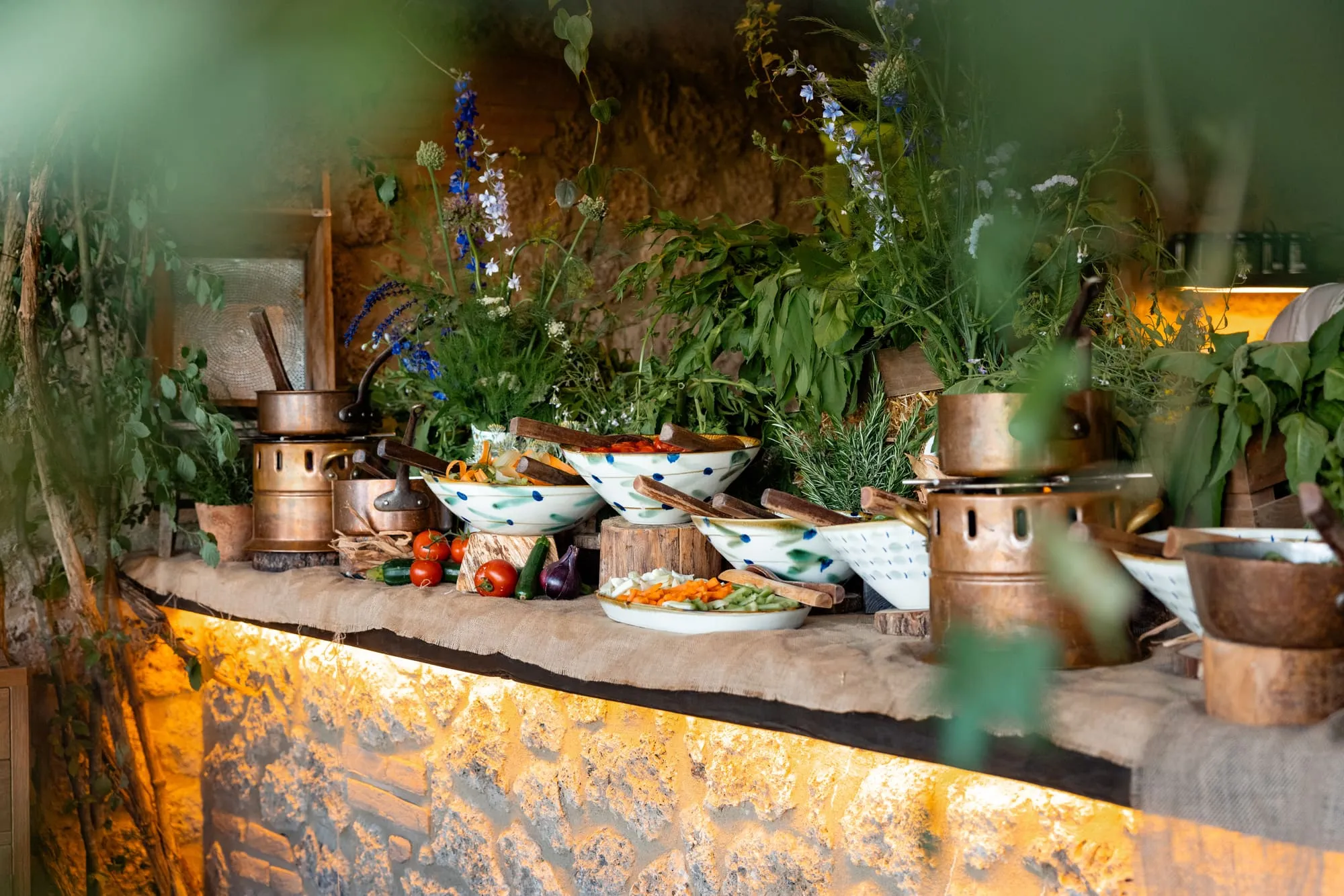 Het buffet staat klaar op een stenen muur, tussen potten met verse kruiden